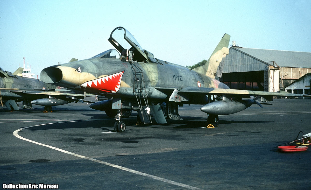 [Livre]  F-100D/F Super Sabre - en service dans l'Armée de l'Air 42125-11YE-Requin-Avant-G-Dia-Djibouti-0778